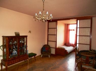 იყიდება ბინა საბურთალოზე