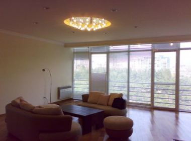 ქირავდება ბინა ვაკეში