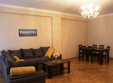 ქირავდება ბინა ვაკეში