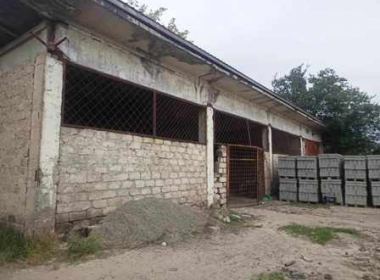 Warehouse for sale in Lilo