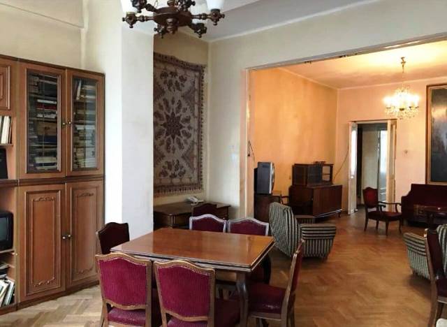 იყიდება ბინა საბურთალოზე