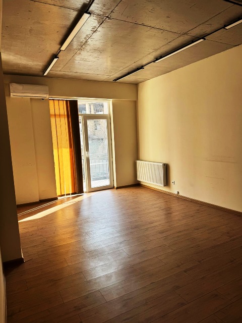 ქირავდება საოფისე ფართი ვაკეში