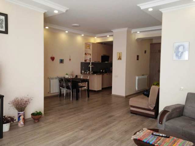 იყიდება ბინა საბურთალოზე