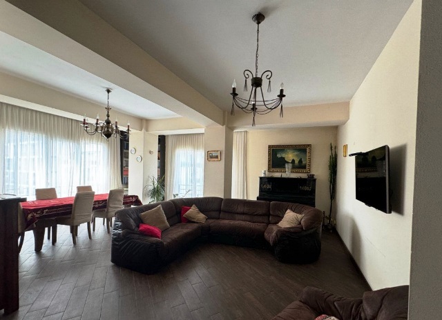 იყიდება ბინა საბურთალოზე