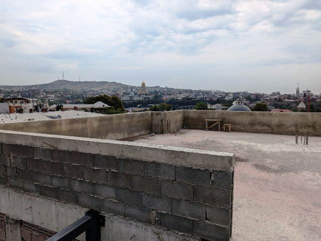 იყიდება შენობა ძველ თბილისში