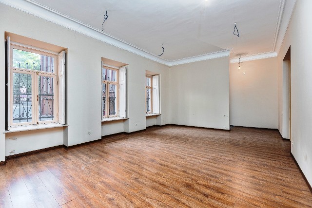 Commercial space for rent in Sololaki