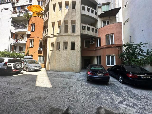 ქირავდება საოფისე ფართი ვერაზე