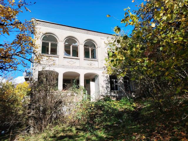 იყიდება სახლი ონის რაიონში