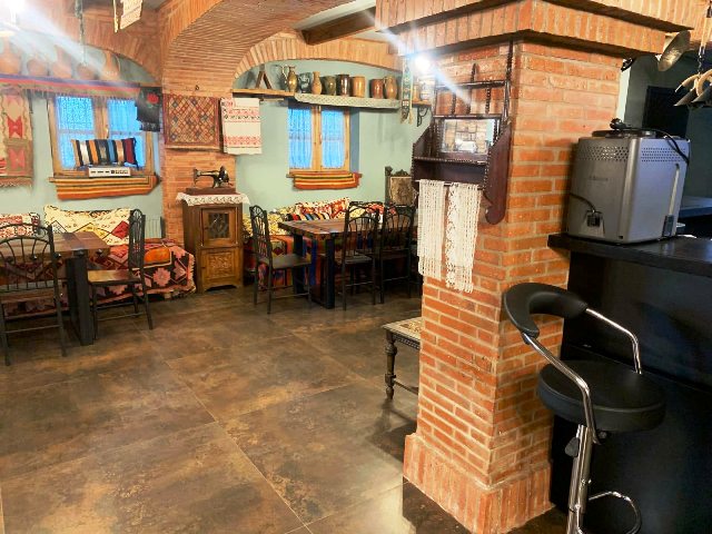 ქირავდება კომერციული ფართი ძველ თბილისში