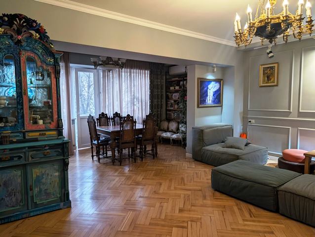 იყიდება ბინა ვაკეში