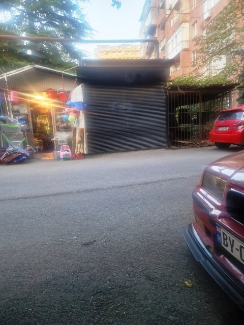 იყიდება ავტოფარეხი საბურთალოზე