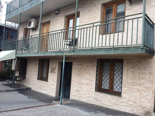 იყიდება სახლი საბურთალოზე